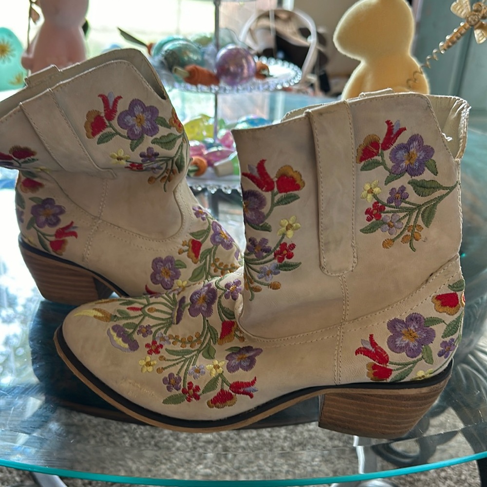 Wanted embroidered leather boots